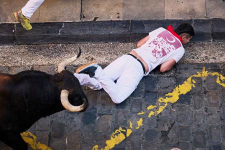 Auch beim dritten der insgesamt acht Läufe wurde einer der Teilnehmer durch einen Hornstoß verletzt. Er kam in ein Krankenhaus.