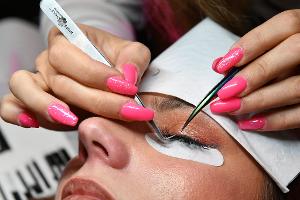 Kann eine Wimpernverlängerung dem Auge schaden?