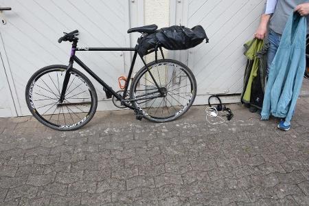 Wer kann Angaben zu dem Eigentümer dieses Fahrrades bzw. den mitgeführten Gegenständen machen ? Wer kann Angaben zu dem Eigentümer dieses Fahrrades bzw. den mitgeführten Gegenständen machen ?