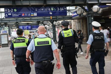 An den Bahnhöfen wollen Bundespolizei und DB Sicherheit gemeinsam die Präsenz erhöhen, um Straftaten vorzubeugen und das Sicherheitsgefühl der Reisenden zu stärken. (Archivfoto) An den Bahnhöfen wollen Bundespolizei und DB Sicherheit gemeinsam die Präsenz erhöhen, um Straftaten vorzubeugen und das Sicherheitsgefühl der Reisenden zu stärken. (Archivfoto)