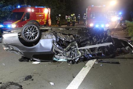 Der BMW wurde bei dem Unfall total zerstört.
Foto: Polizei Minden-Lübbecke Der BMW wurde bei dem Unfall total zerstört.
Foto: Polizei Minden-Lübbecke
