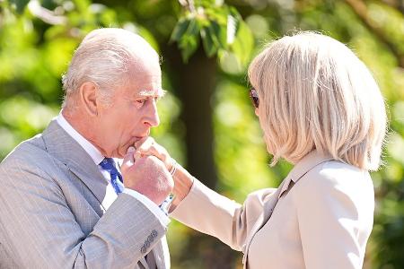 König Charles: Abschied mit Handkuss für Brigitte Macron König Charles: Abschied mit Handkuss für Brigitte Macron