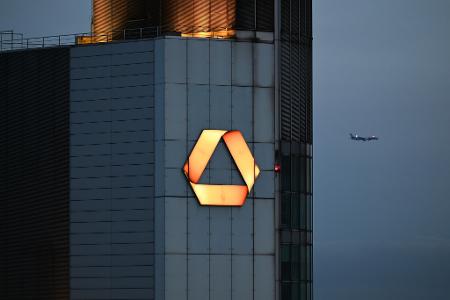Die Commerzbank wehrt sich seit Monaten gegen Übernahmeambitionen der Unicredit. (Archivbild) Die Commerzbank wehrt sich seit Monaten gegen Übernahmeambitionen der Unicredit. (Archivbild)