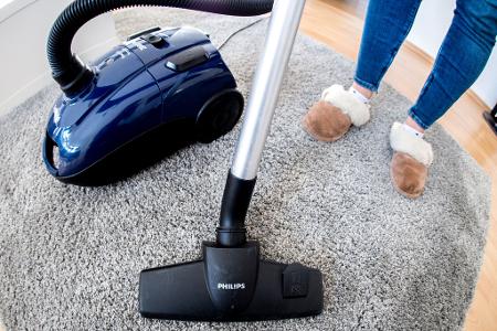 Trotz aller Versprechen der Gleichberechtigung bleibt Hausarbeit laut einer Studie weiterhin mehrheitlich an den Frauen hängen. (Symbolbild) Trotz aller Versprechen der Gleichberechtigung bleibt Hausarbeit laut einer Studie weiterhin mehrheitlich an den Frauen hängen. (Symbolbild)
