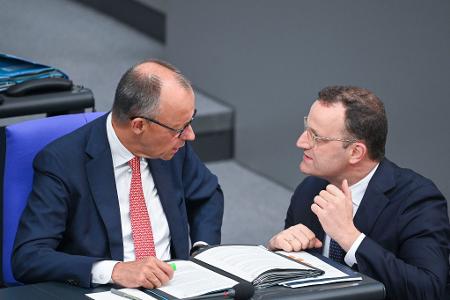 Kanzler Merz stellt sich hinter Unionsfraktionschef Spahn. Kanzler Merz stellt sich hinter Unionsfraktionschef Spahn.