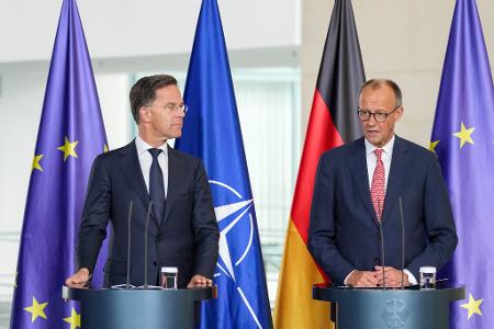 Kanzler Friedrich Merz (CDU) und Nato-Generalsekretär Mark Rutte treffen sich in Berlin zum 70. Jubiläum der Nato-Mitgliedschaft Deutschlands. Es geht auch um einen aktuellen Zwischenfall mit China. Kanzler Friedrich Merz (CDU) und Nato-Generalsekretär Mark Rutte treffen sich in Berlin zum 70. Jubiläum der Nato-Mitgliedschaft Deutschlands. Es geht auch um einen aktuellen Zwischenfall mit China.