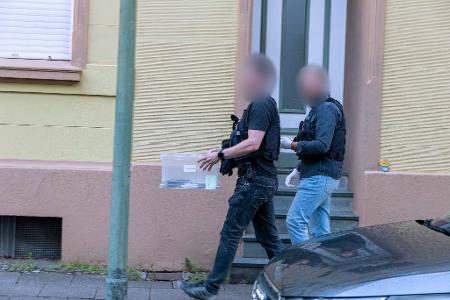 Nordrhein-Westfalens Innenminister Herbert Reul (CDU) sagte, die Polizei habe mögliche Terrortaten gestoppt.