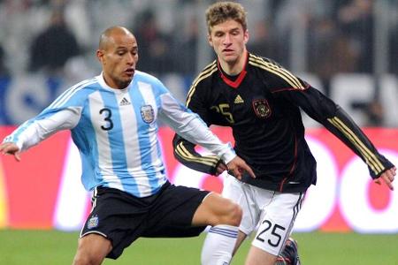Große Karriere auch im DFB-Team - Im Frühjahr 2010 gegen Argentinien gibt Müller sein Debüt in der Nationalmannschaft. Auch dort wird er schnell eine feste Größe. 131 Länderspiele (45 Tore) stehen in seiner Vita.