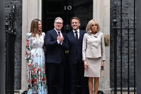 Mit wichtigem Anliegen: Die Macrons beehren die Downing Street Nr. 10 Mit wichtigem Anliegen: Die Macrons beehren die Downing Street Nr. 10
