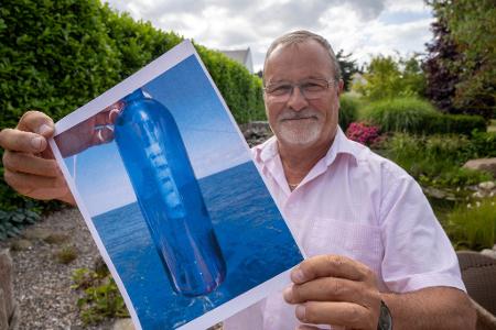 Jörg Wanke zeigt ein Foto seiner Flaschenpost.