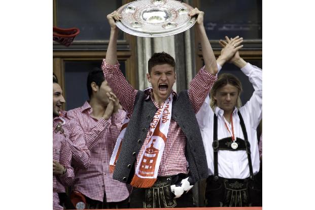 Titel, Titel, Titel - Müller wird sich zur absoluten Identifikationsfigur des FC Bayern - und zum Titel-Hamster. Zwölf deutsche Meisterschaften und sechs Pokalsiege feiert er unter anderem mit dem FC Bayern, hinzu kommen zahllose persönliche Auszeichnungen.