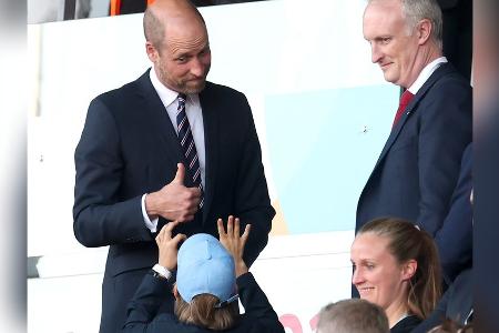 Prinz William erlebt Schützenfest der englischen Fußballerinnen Prinz William erlebt Schützenfest der englischen Fußballerinnen