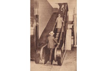 Eine Postkarte aus dem Kölnischen Stadtmuseum zeigt die erste deutsche Rolltreppe im Kölner Kaufhaus Tietz im Jahr 1925. Eine Postkarte aus dem Kölnischen Stadtmuseum zeigt die erste deutsche Rolltreppe im Kölner Kaufhaus Tietz im Jahr 1925.