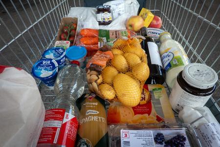 Beim täglichen Einkauf spüren Verbraucherinnen und Verbraucher die Teuerung.
