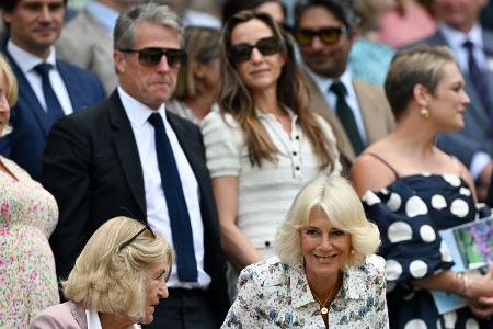 Königin Camilla staunt in Wimbledon - und plaudert mit Hugh Grant Königin Camilla staunt in Wimbledon - und plaudert mit Hugh Grant