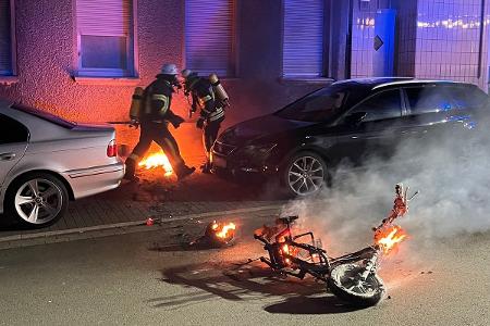 In der Nacht auf Donnerstag (10.07.2025) zündeten bislang unbekannte Täter einen Motorroller an, der vollständig abbrannte. In der Nacht auf Donnerstag (10.07.2025) zündeten bislang unbekannte Täter einen Motorroller an, der vollständig abbrannte.