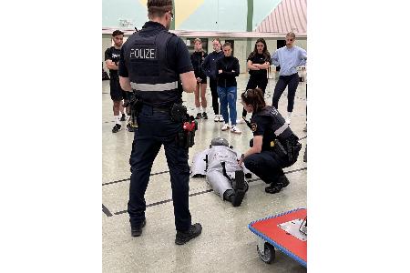 Die Interessierten erhielten praxisnahe Einblicke u.a. in das Einsatztraining der Polizei. Foto: Hochschule der Polizei/Thorn Die Interessierten erhielten praxisnahe Einblicke u.a. in das Einsatztraining der Polizei. Foto: Hochschule der Polizei/Thorn