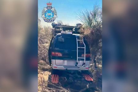 Der Van wurde verlassen in der Wildnis gefunden. Auf einem von der Polizei veröffentlichten Bild sieht es so aus, als ob der Wagen steckengeblieben wäre.