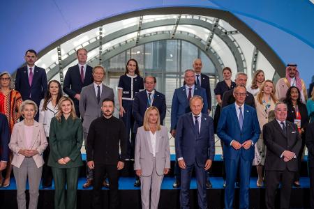 Bei der Wiederaufbaukonferenz für die Ukraine stellen sich die Teilnehmer rund um Präsident Wolodymyr Selenskyj zum Gruppenfoto auf. Bei der Wiederaufbaukonferenz für die Ukraine stellen sich die Teilnehmer rund um Präsident Wolodymyr Selenskyj zum Gruppenfoto auf.