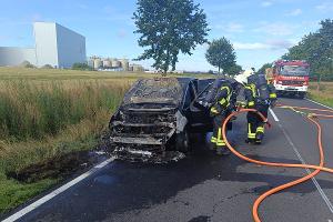 29-jähriger Mann in Buxtehude bei Auseinandersetzung zunächst lebensgefährlich verletzt - Polizei nimmt mutmaßliche Tatverdächtige vorläufig fest - Ford während der Fahrt in Apensen in Brand geraten