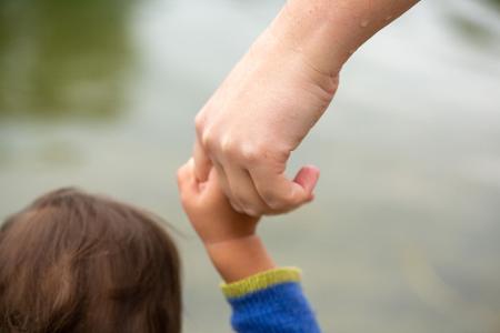 In lesbischen Beziehungen muss die Partnerin der Frau, die das Kind zur Welt bringt, ein Adoptionsverfahren betreiben, um rechtlicher Elternteil zu werden. (Symbolbild) In lesbischen Beziehungen muss die Partnerin der Frau, die das Kind zur Welt bringt, ein Adoptionsverfahren betreiben, um rechtlicher Elternteil zu werden. (Symbolbild)
