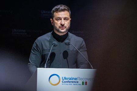 Der ukrainische Präsident Wolodymyr Selenskyj wirbt in Rom für eine 