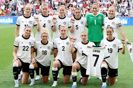Mit Trikot: DFB-Team schickt Botschaft an Gwinn Mit Trikot: DFB-Team schickt Botschaft an Gwinn