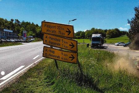 Beschädigter Wegweiser Beschädigter Wegweiser