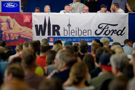 Der Andrang ist groß bei der Betriebsversammlung beim Kölner Autobauer Ford Deutschland. Der Andrang ist groß bei der Betriebsversammlung beim Kölner Autobauer Ford Deutschland.