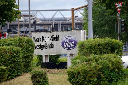 Ford-Logo an einem Werkstor des Autobauers, der in Köln noch große Flächen hat - obwohl er personell schon seit langem schrumpft.
