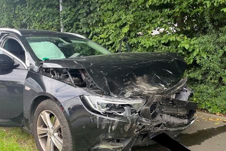 Der Opel der Bad Oeynhausenerin wurde bei dem Unfall stark beschädigt.
Foto: Polizei Minden-Lübbecke Der Opel der Bad Oeynhausenerin wurde bei dem Unfall stark beschädigt.
Foto: Polizei Minden-Lübbecke