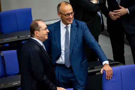 Für Bundesinnenminister Alexander Dobrindt (CSU) ist die Aussetzung des Familiennachzugs ein wichtiger Baustein der neuen Migrationspolitik. (Archivfoto)