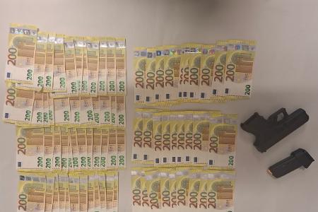 Sichergestelltes Geld mit Schusswaffe Sichergestelltes Geld mit Schusswaffe