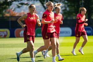 Comedy-Star Hazel Brugger bringt DFB-Frauen zum Lachen