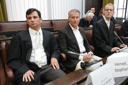 Auch Ex-Mann Stephan Hensel (in der Mitte) erschien mit seinen Anwälten vor Gericht.
