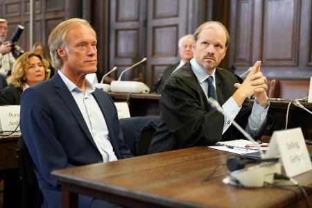Gerhard Delling, gekleidet im dunklen Anzug ohne Krawatte, setzte sich gleich nach Betreten des Gerichtssaals neben seinen Anwalt.