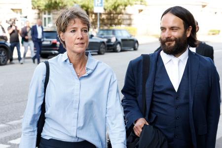 Unternehmerin Block und Anwalt Bott treffen am Gericht ein. 