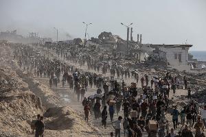 Wer Hilfsgüter im Gazastreifen bekommt, muss teils weite Wege auf sich nehmen. (Archivbild)