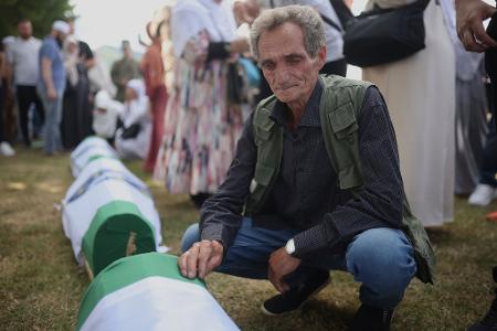 Sieben weitere identifizierte Opfer des Massakers von Srebrenica von 1995 werden am Internationalen Gedenktag beigesetzt.