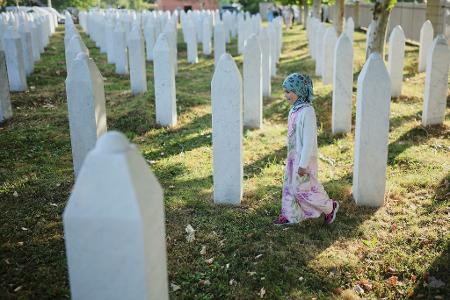Mehr als 8.000 bosnische Muslime wurden im Raum Srebrenica von bosnisch-serbischen Truppen getötet.