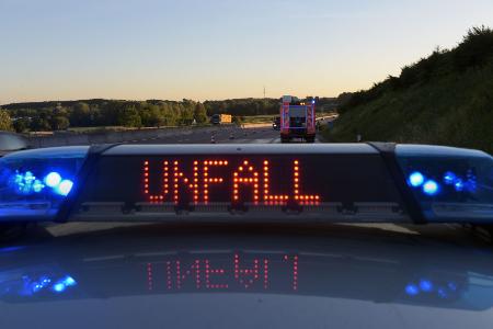 Im Landkreis Gifhorn sind bei einem Unfall mit einem Reisebus mehrere Menschen verletzt worden. (Symbolbild)