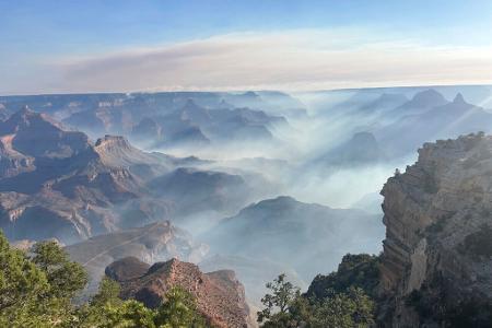 Rauch von Waldbränden liegt über dem Grand Canyon Nationalpark im Norden Arizonas. Rauch von Waldbränden liegt über dem Grand Canyon Nationalpark im Norden Arizonas.