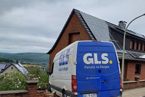 Wetter - Alleinunfall es Paketfahrzeuges am Vormittag
