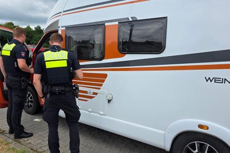 Zum Beginn der Sommerferien führte die Polizei eine Verkehrskontrolle auf der Bundesautobahn 31 durch. Zum Beginn der Sommerferien führte die Polizei eine Verkehrskontrolle auf der Bundesautobahn 31 durch.