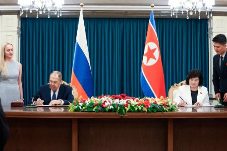 Der russische Außenminister Sergej Lawrow besucht die nordkoreanische Küstenstadt Wonsan, wo er unter anderem Gespräche mit seiner Amtskollegin Choe Son Hui geführt hat. Der russische Außenminister Sergej Lawrow besucht die nordkoreanische Küstenstadt Wonsan, wo er unter anderem Gespräche mit seiner Amtskollegin Choe Son Hui geführt hat.