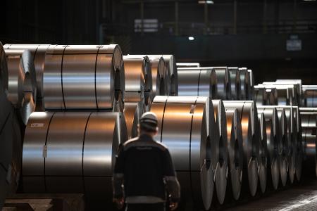 IG Metall und das Management der Thyssenkrupp-Stahlsparte haben sich nach langen Verhandlungen auf einen harten Sparkurs verständigt. (Archivbild) IG Metall und das Management der Thyssenkrupp-Stahlsparte haben sich nach langen Verhandlungen auf einen harten Sparkurs verständigt. (Archivbild)