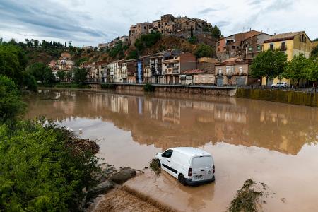 Starke Regenfälle, teils mit Hagel, haben mehrere Regionen in Spanien heimgesucht. Starke Regenfälle, teils mit Hagel, haben mehrere Regionen in Spanien heimgesucht.