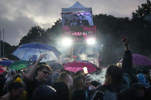 Sanitätsdienst und Feuerwehr mussten mehreren Teilnehmern der Techno-Parade "Rave the Planet" behandeln.