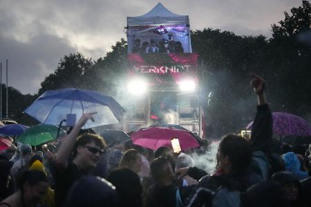 Sanitätsdienst und Feuerwehr mussten mehreren Teilnehmern der Techno-Parade Sanitätsdienst und Feuerwehr mussten mehreren Teilnehmern der Techno-Parade