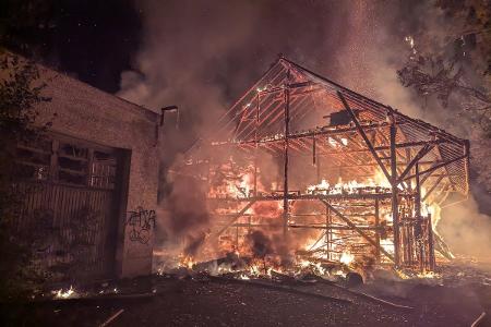 Die ehemalige Lagerhalle, im Vollbrand, beim Eintreffen der Feuerwehr Die ehemalige Lagerhalle, im Vollbrand, beim Eintreffen der Feuerwehr